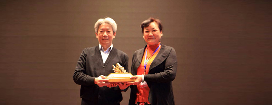 复盛集团董事长（图左）亲自为获奖经销商颁奖